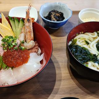 海鮮丼(魚家食堂（さかなやしょくどう）)