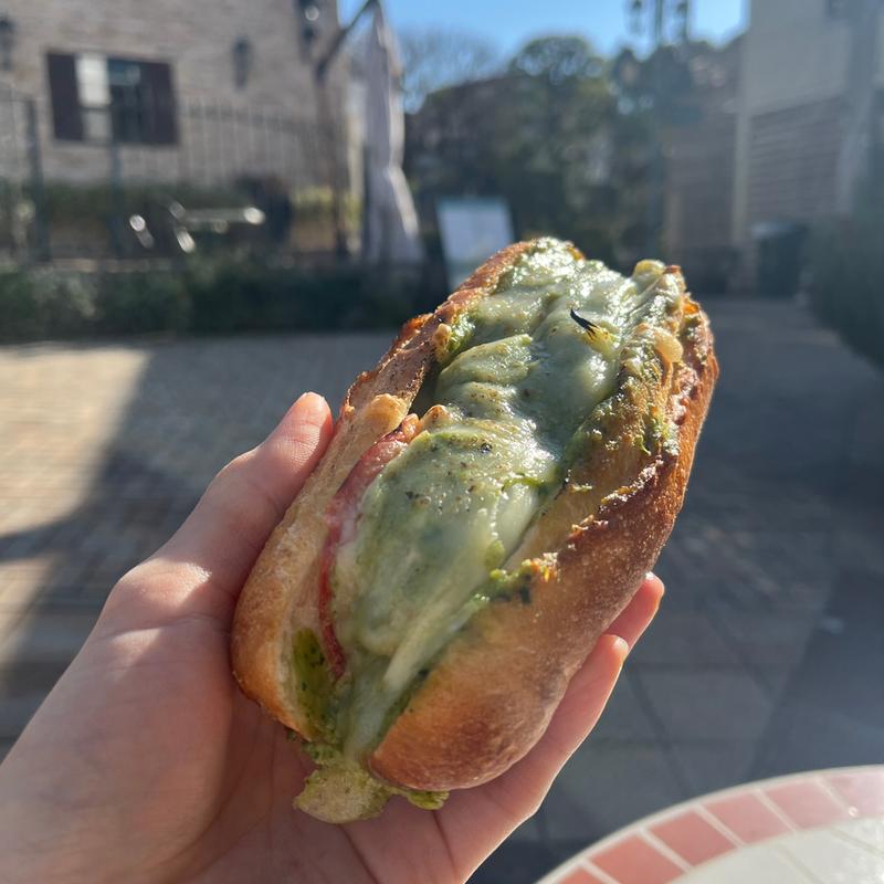 バジルチキン(パン 工房 シャンドブレ)