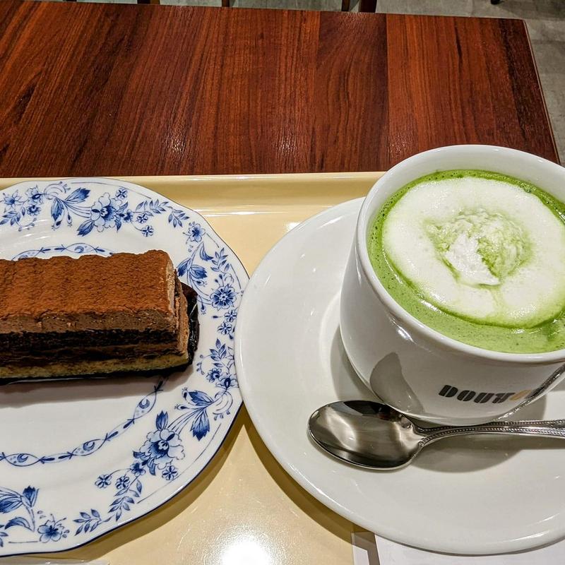 濃い贅沢抹茶ラテ チョコムースケーキ(ドトールコーヒーショップ 祖師ヶ谷大蔵駅店)