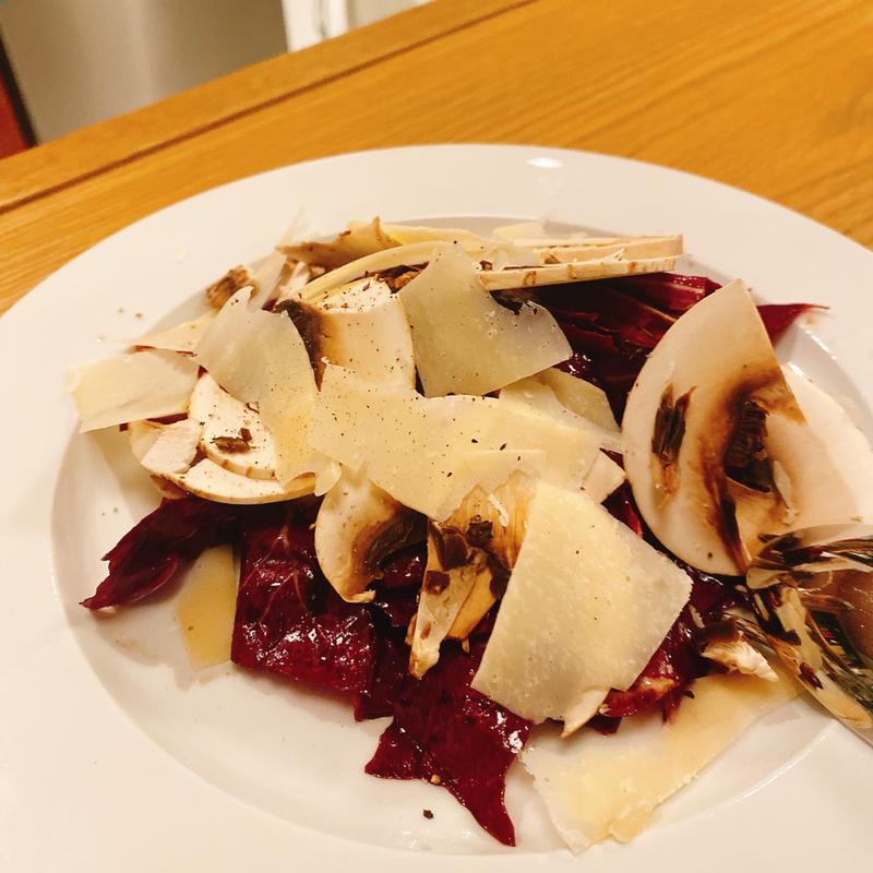 トレビスとマッシュルーム パルミジャーノのサラダ(aperitivo&trattoria IL FIOLE)
