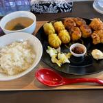 じんまる餃子8カラ定食(餃子8個、ご飯、漬物、スープ、唐揚げ2個)(金まる餃子)