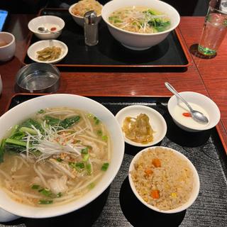 葱入り鶏肉そば　半チャーハンセット(青蓮 日本大通り店)