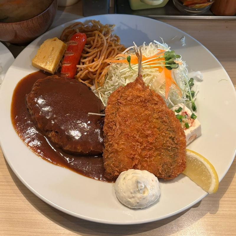 ハンバーグとアジフライ(洋食 キッチンR)