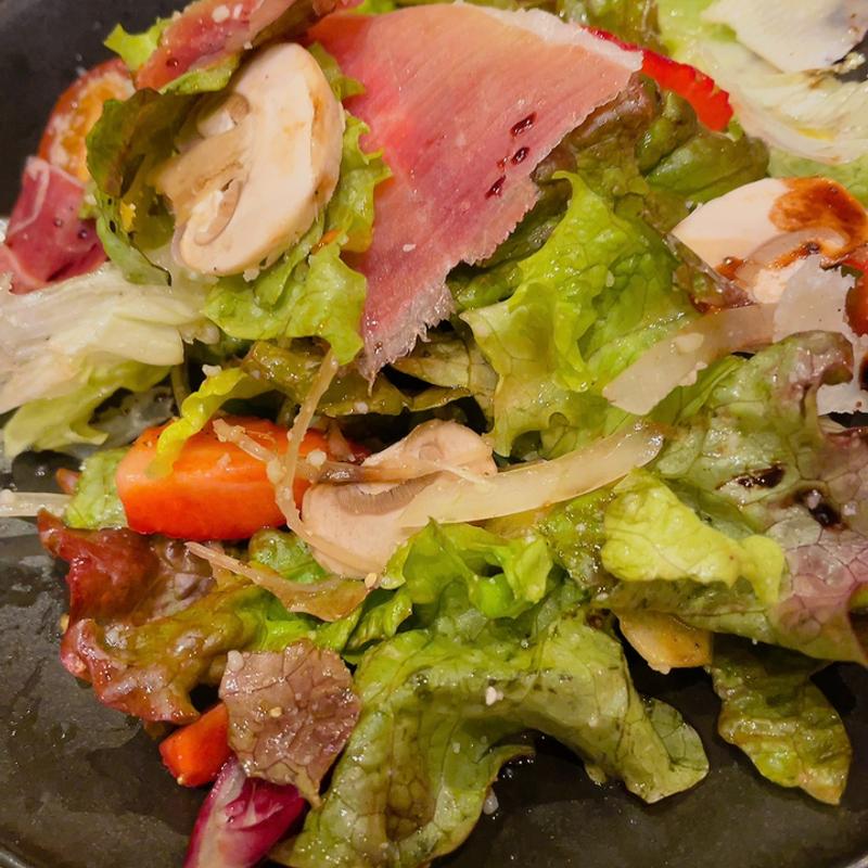 苺とマッシュルームのイタリアンサラダ(BISTRO BON TABLOID TABLE)