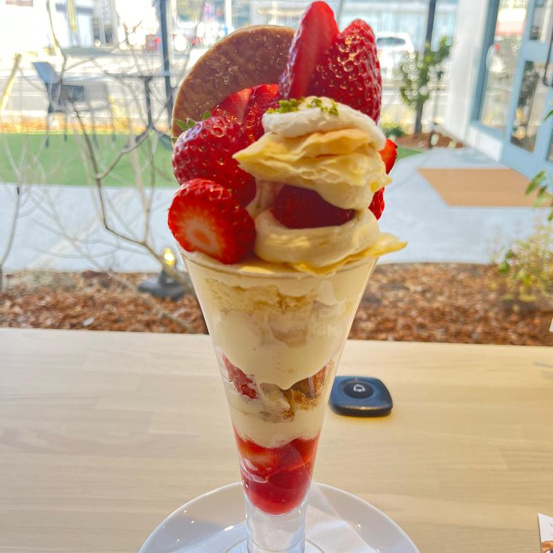 旬フルーツのパフェ（いちご）(アデリーホシフルーツ)