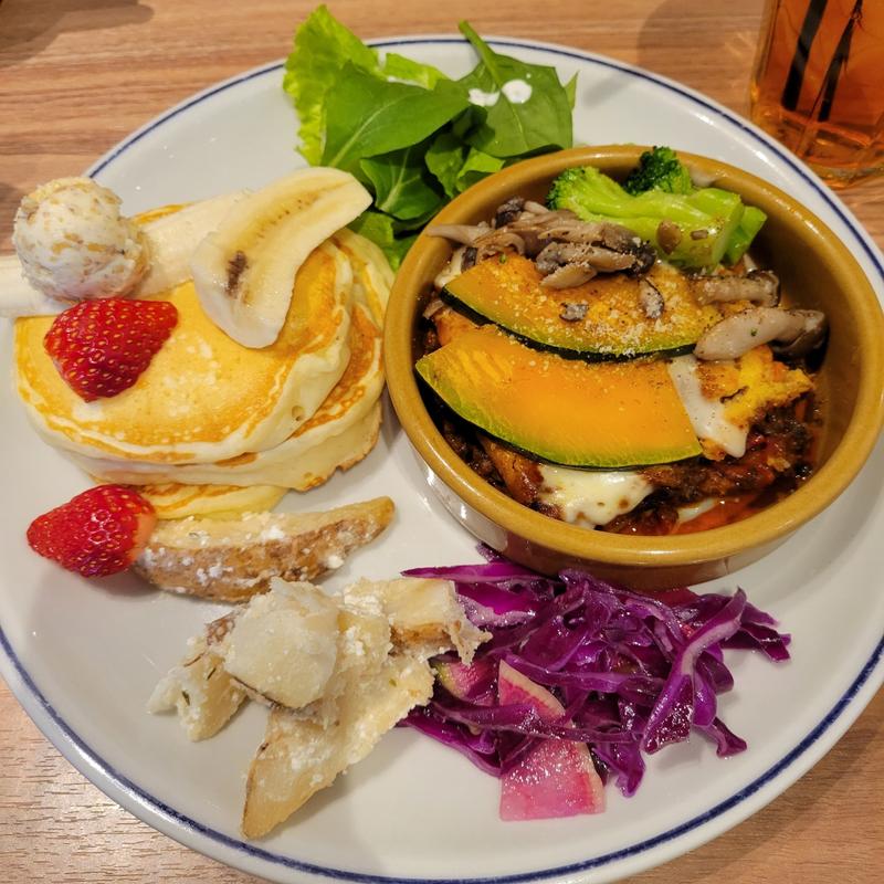 季節野菜の自家製ミートソースラザニア+いちごとバナナのフルーツパンケーキ(JSパンケーキ)