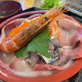 本日の海鮮丼(八幡丸海産)