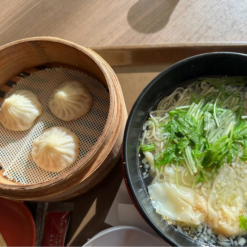 ワンタン麺と小籠包のセット(京鼎樓小館(ジンディンロウショウカン) ららぽーと海老名店)