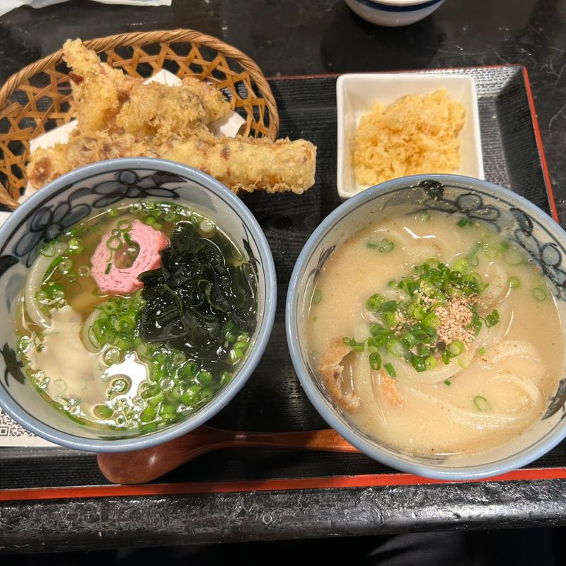 ハーフ＆ハーフ　名物白肉うどん/かしわ天うどんプラスちくわ天(一滴八銭屋 新宿本店 （いってきはっせんや）)