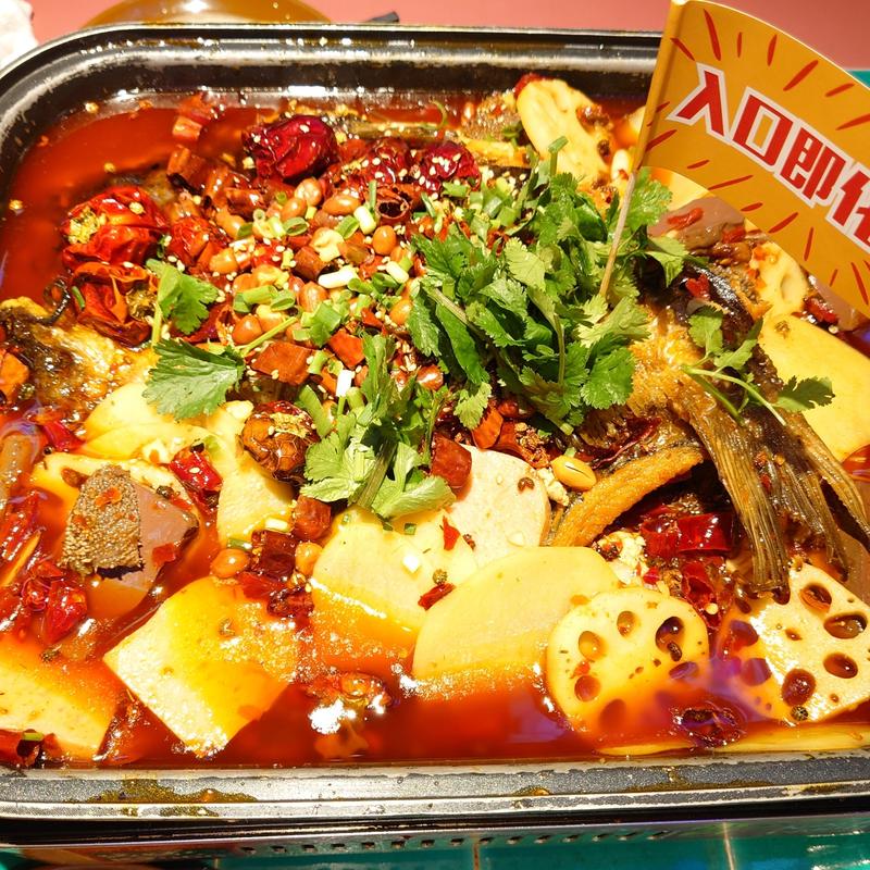 自家製黒豆豆腐と血豆腐の四川風旨辛焼魚(撒椒小酒館上野店)