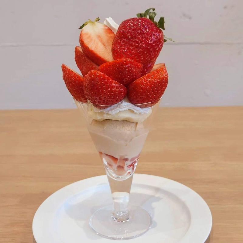 香川県産さぬきひめ赤苺パフェ(果実店 Fruitier(フルティエ))