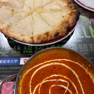 チーズナンとキーマカレー(ネパール&インディアンレストラン ハッピー 平塚河内店)