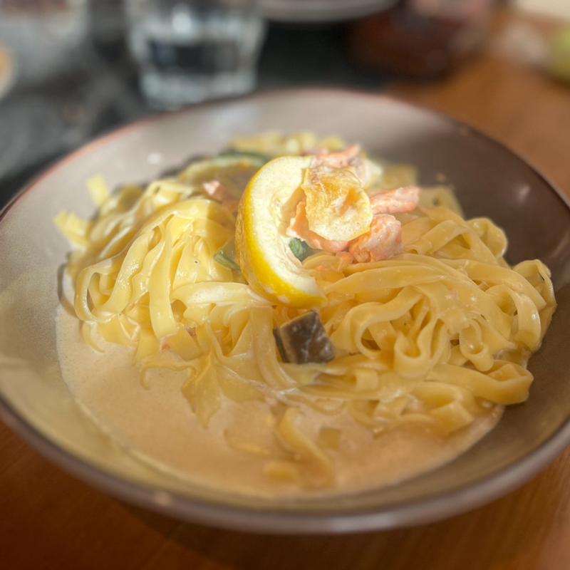 H  スモークサーモンと 彩り野菜のレモンク リームソース (PISOLA 京都桂店)