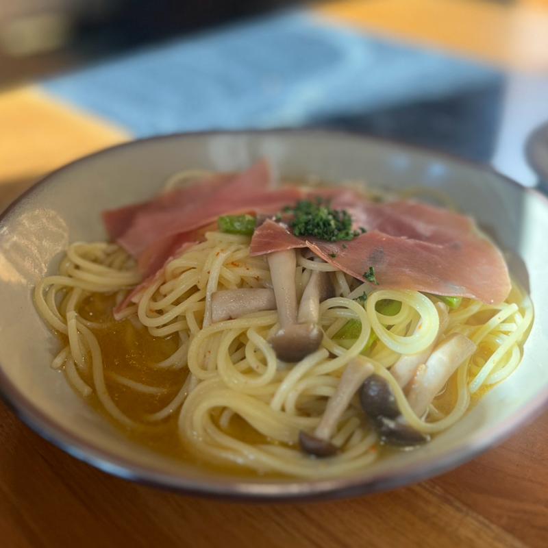 生ハムとキノコ、アスパラの 地中海仕立てのペペロンチーノ(PISOLA 京都桂店)
