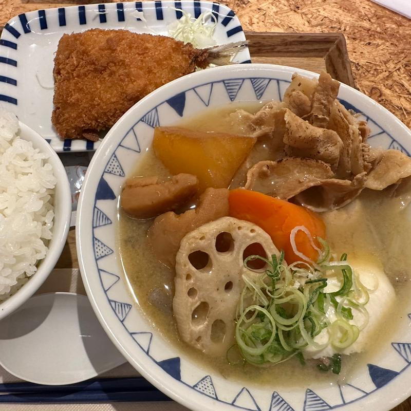 ごろごろ野菜の豚汁定アジフライセット(ごちとん 横浜ジョイナス店)