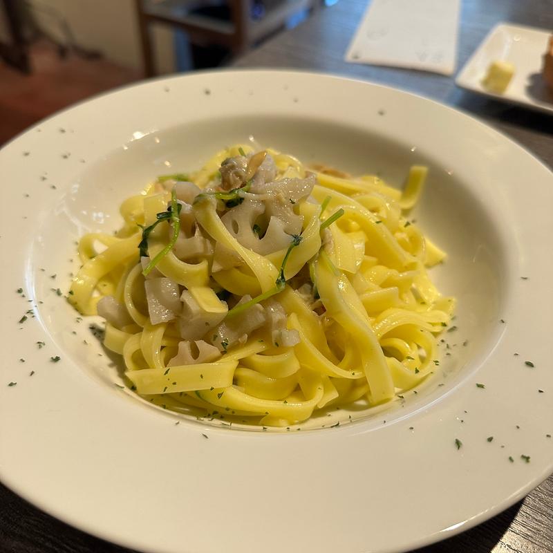 魚介のラグーとレンコン、豆苗の米粉のフィットチーネ(Osteria Lauro)