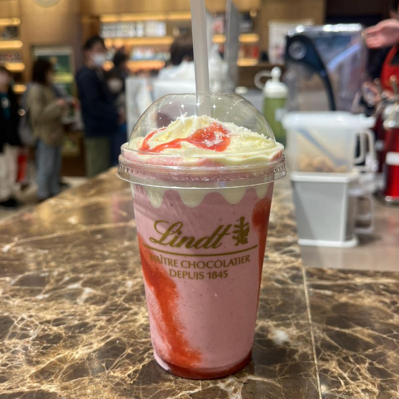 ホワイトチョコレート　ストロベリー　アイス(リンツ ショコラ ブティック＆カフェ 神戸三田プレミアム・アウトレット店)