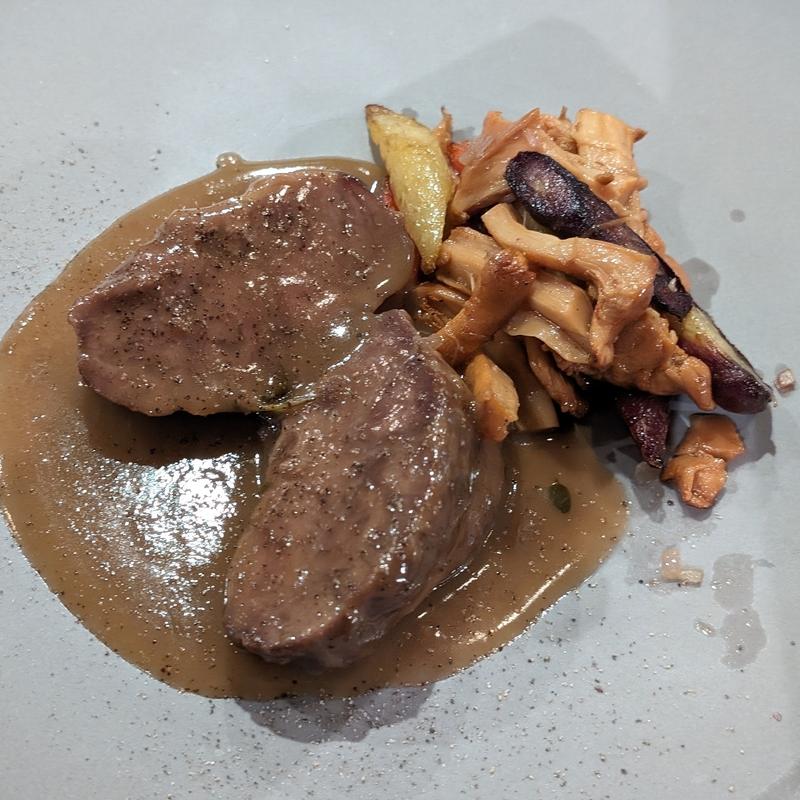 イベリコ豚頬肉のブランケット ジロール茸/冬人参(Add)