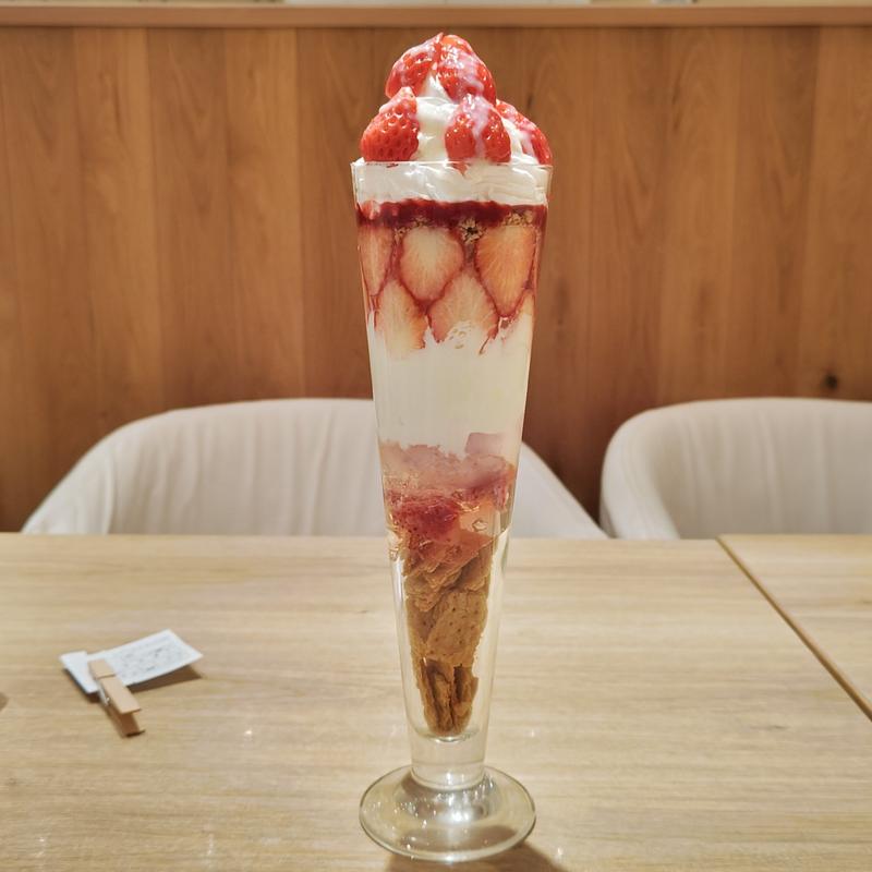 イチゴと練乳のタワーパフェ(Rice people, Nice people! 名古屋)