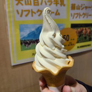 大山白バラ牛乳ソフトクリーム(とっとり･おかやま 新橋館)