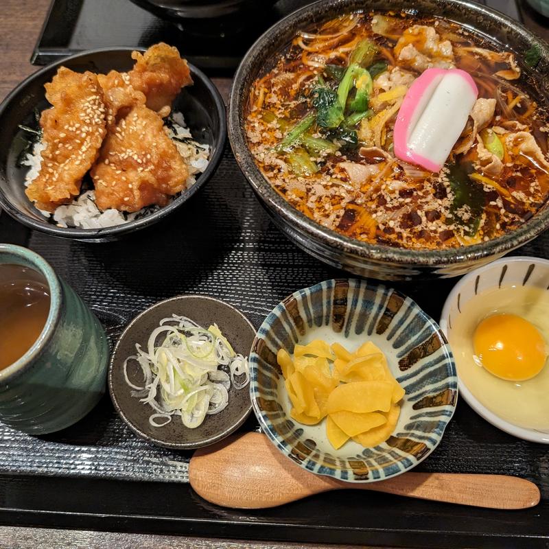 ピリ辛肉そばと鶏天丼(逸品庵虎ノ門店)