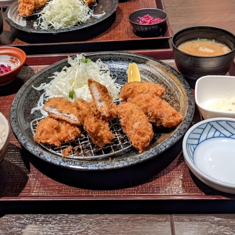 ロースカツとカキフライ定食(とんかつ勝六 アルプラザ店)