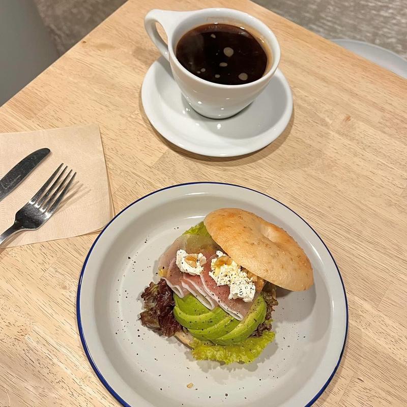 アボガドと生ハムベーグルサンド(and KANAZAWA)