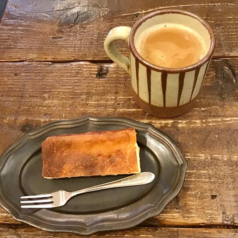 米粉のチーズケーキと自家製ホットチャイ(こっそりカレー)