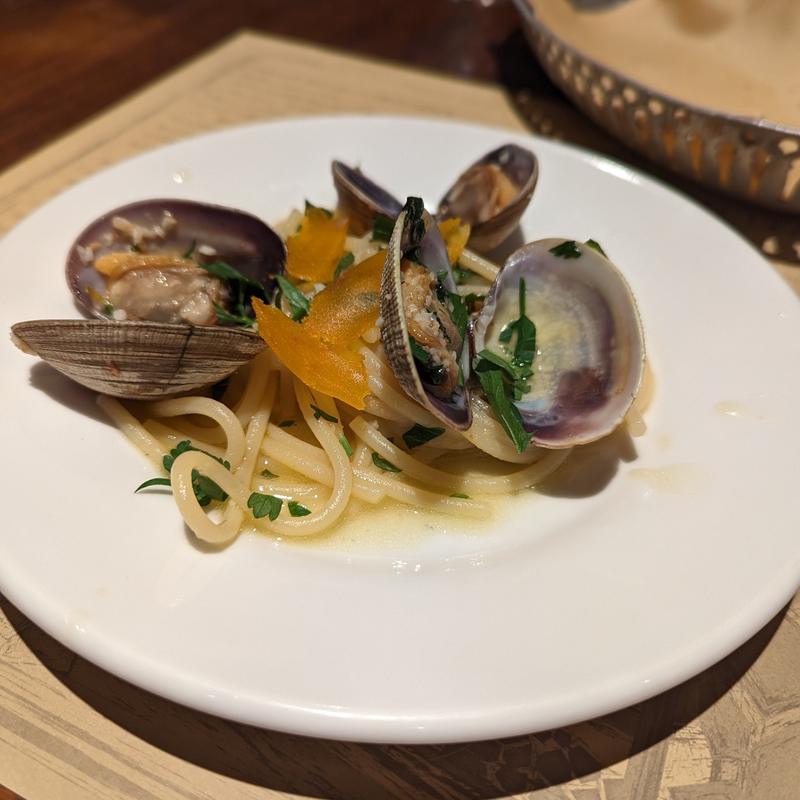 サルデーニャ産カラスミと大アサリのアーリオ・オーリオ(デリツィオーゾ イタリア （DELIZIOSO ITALIA）)