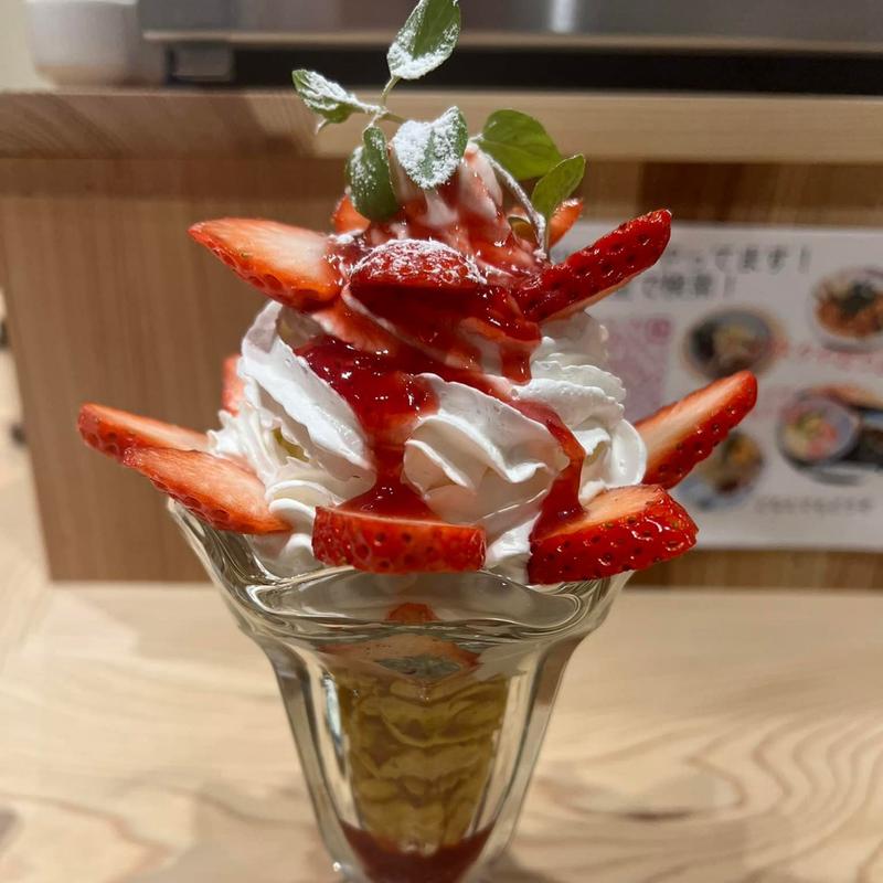 いちごパフェ(宮町食堂)
