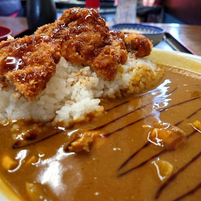 メンチカツカレーご飯半分(古都)