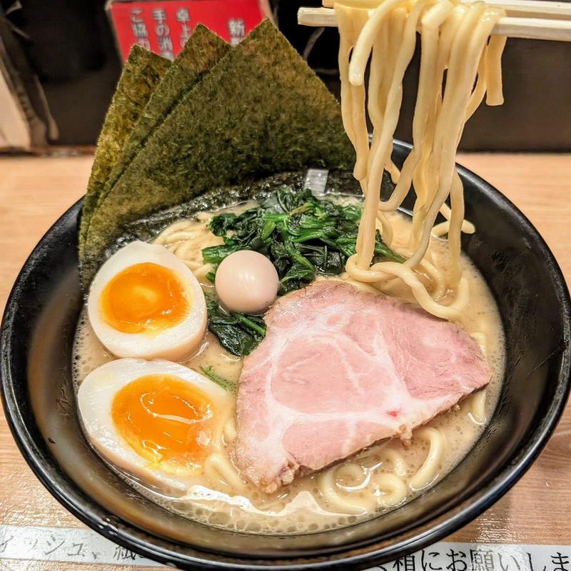 とんこつ正油ラーメン(横浜家系ラーメン 釜利家)