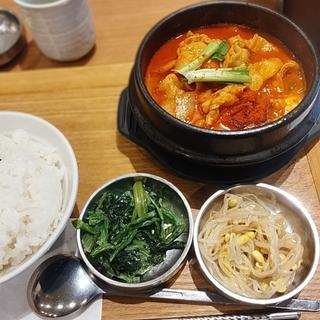 牛ホルモンスンドゥブ(スンドゥブ中山豆腐店 新橋)