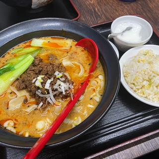 坦々刀削麺と半チャーハン(雪花苑 （【旧店名】鑫鑫厨房）)