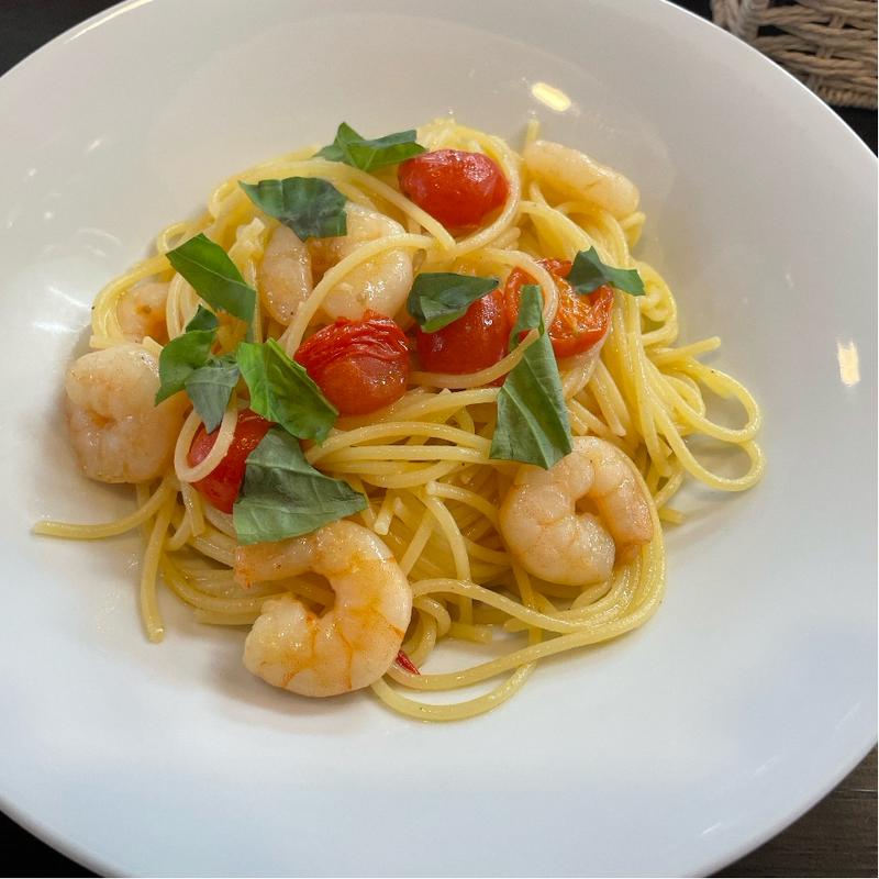 パスタ　エビとトマトのガーリック風味(創作イタリアンバール アルティジャーノ)