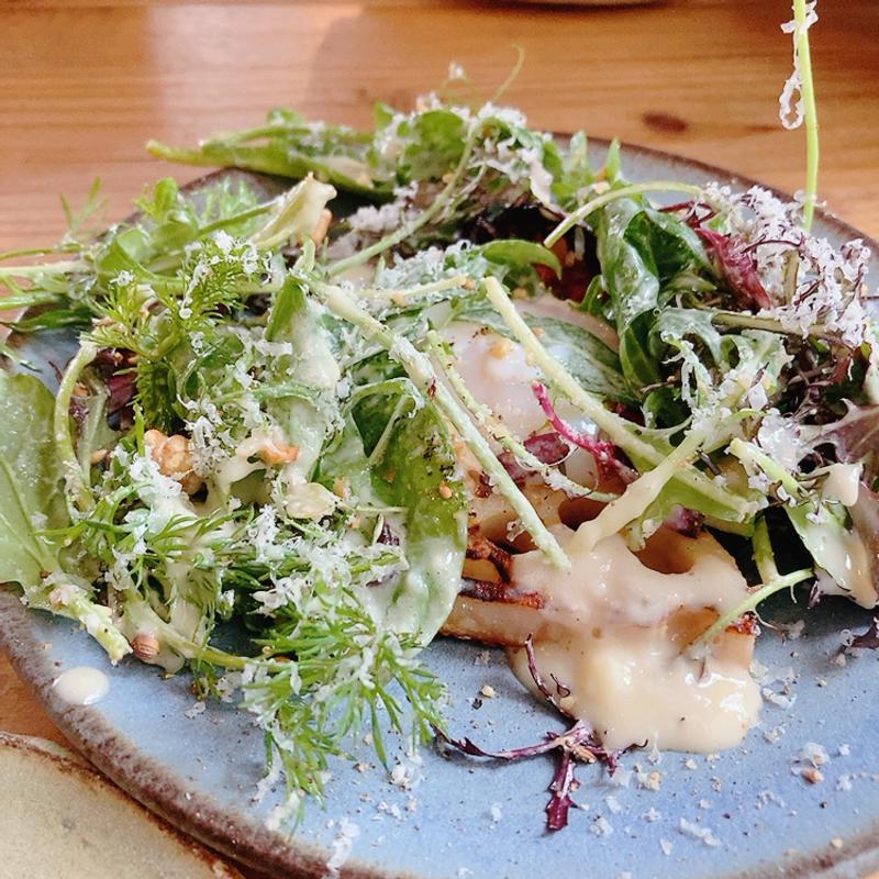 蓮根のソテーと温玉サラダ　パンのソース(6ème)