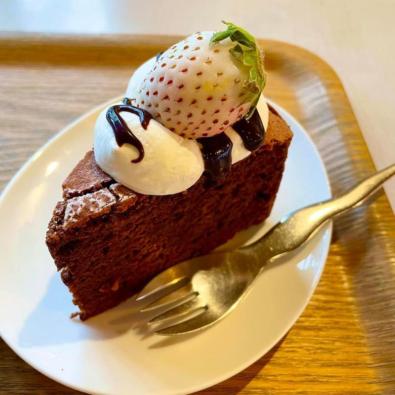 いちご乗せガトーショコラ(ガーデンカフェ ルーベル)