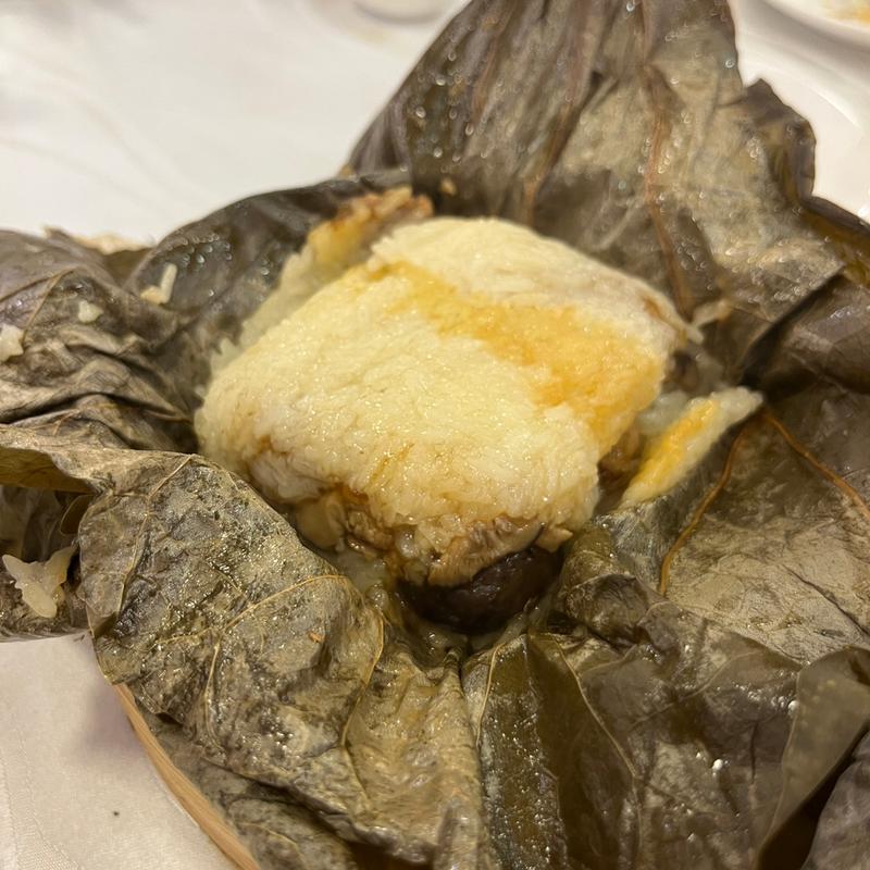 鶏肉入り蓮の葉ちまき(倫敦大酒樓)