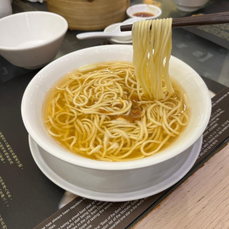 乾燥した魚を炒めたスープのイフ麺(何洪記)