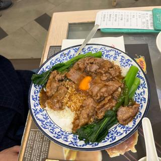 　ゆで野菜と牛バラ肉添えご飯(何洪記)