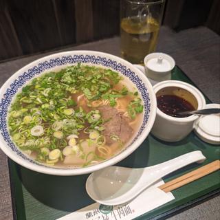 牛肉麺（細麺）(馬子禄 牛肉面)