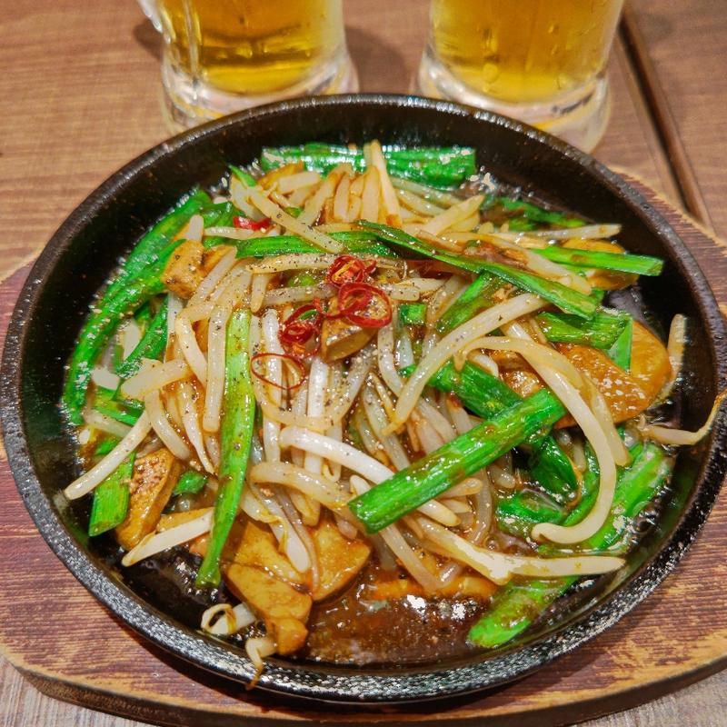 鉄鍋ニラレバもやし炒め(格安ビールと鉄鍋餃子 3・6・5酒場関内店)