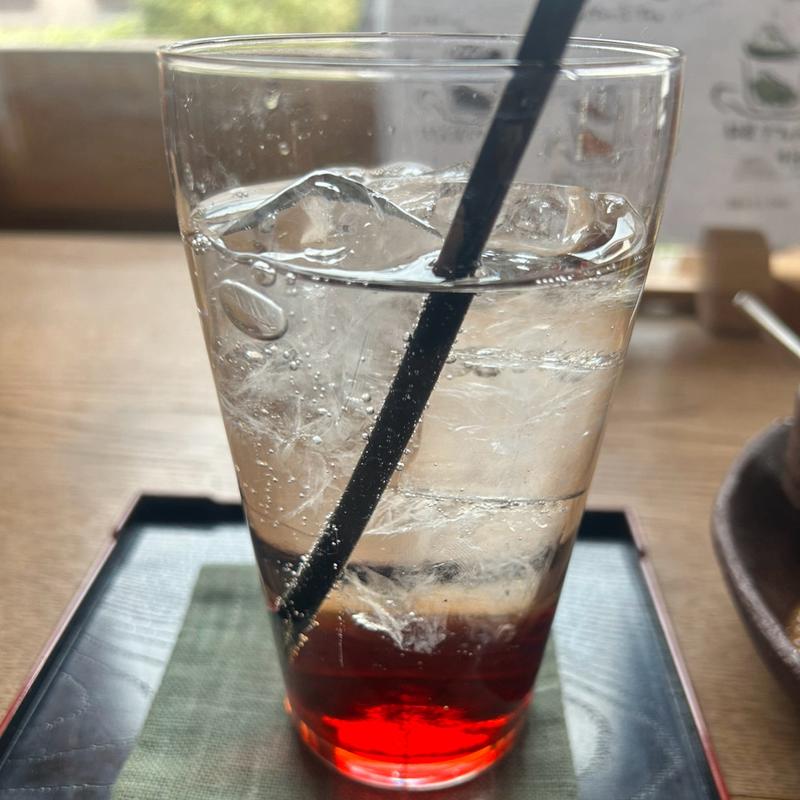 ラズベリー＆ローズソーダ(銘木（めいぼく）カフェSHIKI)