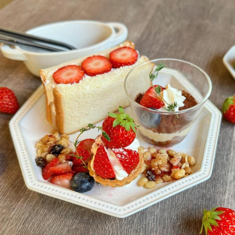 いちごの生チョコタルトとティラミスといちごサンドのプレート(Large Cafe)
