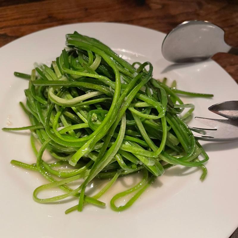 スイレンのニンニク炒め(黒猫夜 赤坂店)