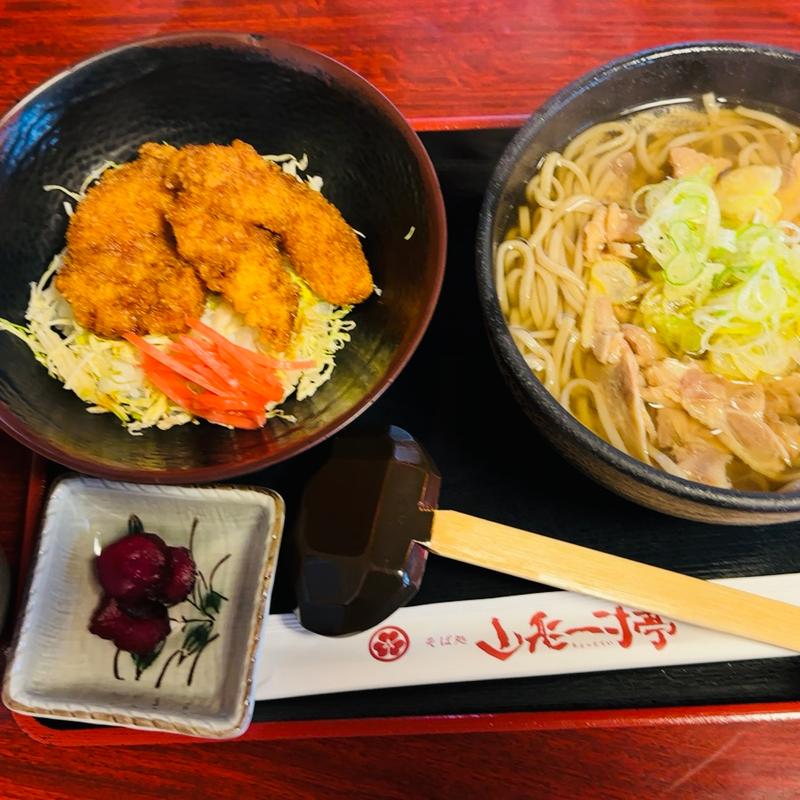 暖かい肉そばとチキンカツ丼セット(山形一寸亭)