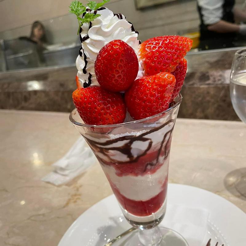 いちごチョコレートパフェ(千疋屋総本店フルーツパーラー)
