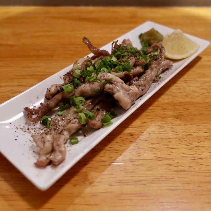 鶏せせりの黒胡椒炭火焼き～柚子胡椒添え(さかづき Brewing （さかづき ブルーイング）)