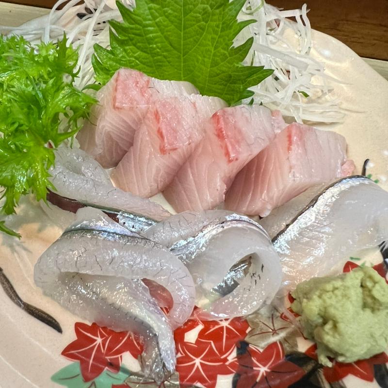 伊勢湾のブリとサヨリの刺身(魚万ずし )