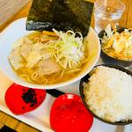 ワンタン麺＋白髪ネギ＋サービスライス、サラダ、福神漬け、マー油